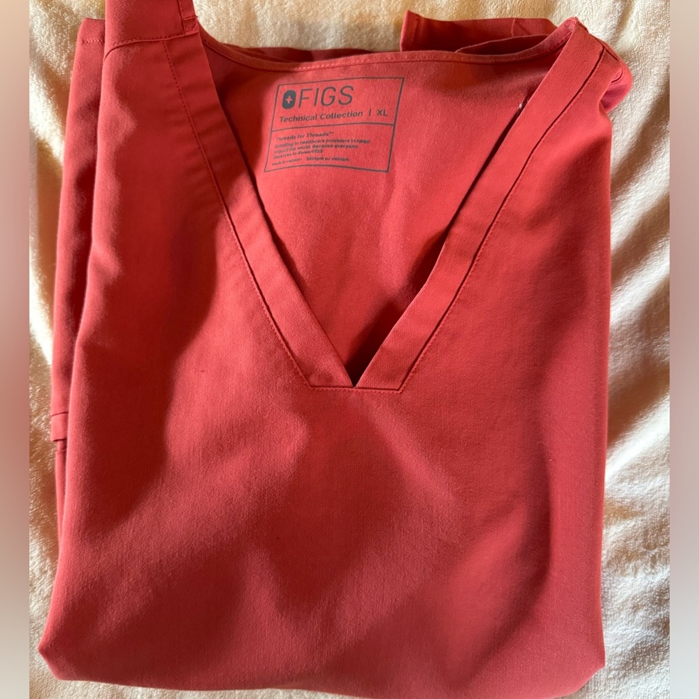 Figs Clay 3 Pocket Scrub Top